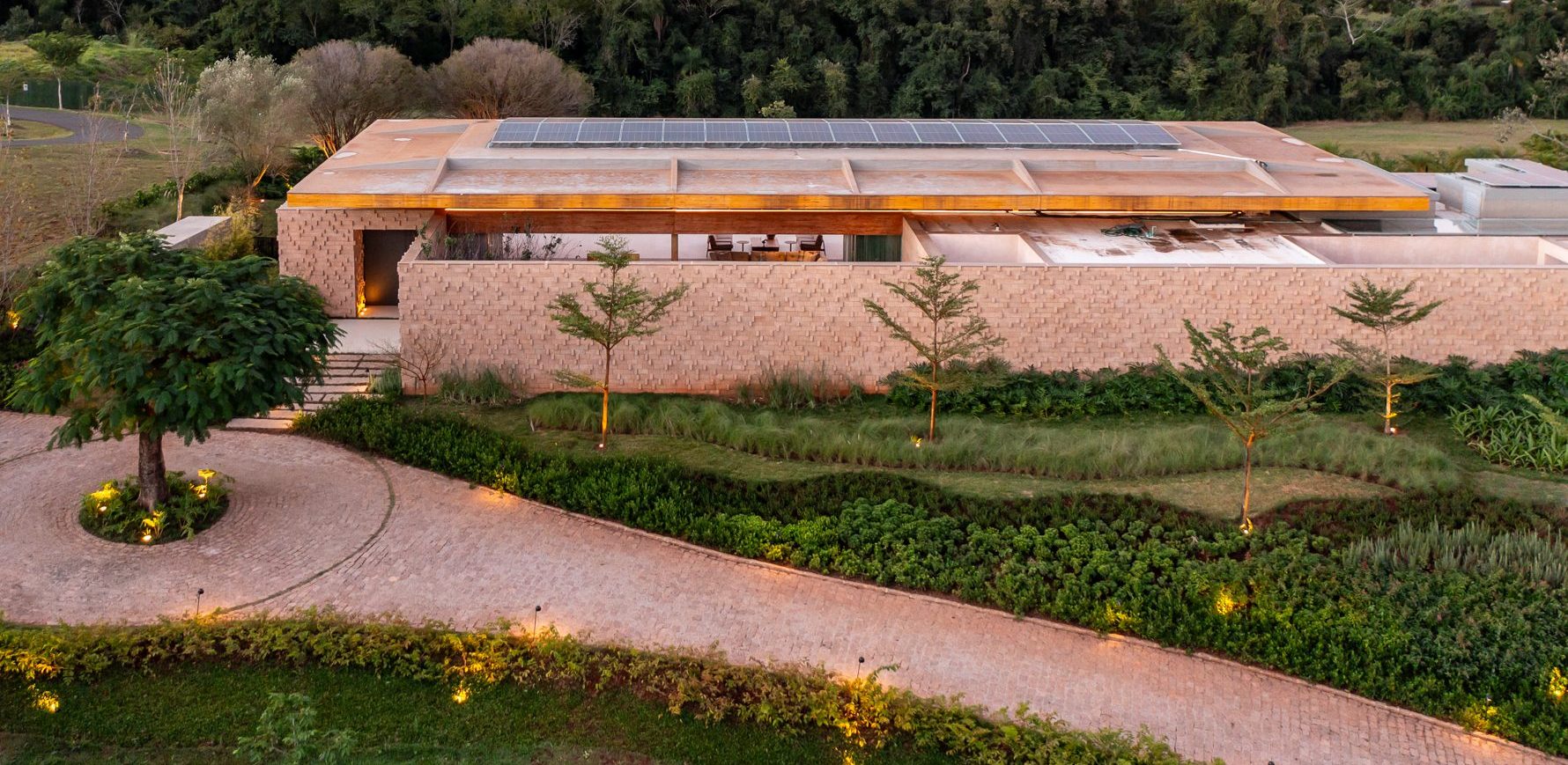 Oiti, Paisagismo que Abraça o Terreno e Revela a Arquitetura - FBV-9